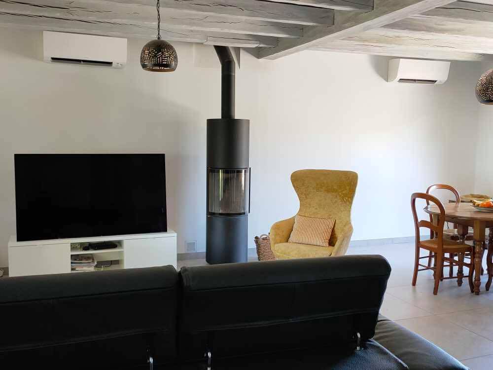 Installation d'une pompe à chaleur air/air Daikin avec deux splits à l'intérieur d'une maison Saint Savin de Blaye près de Montendre