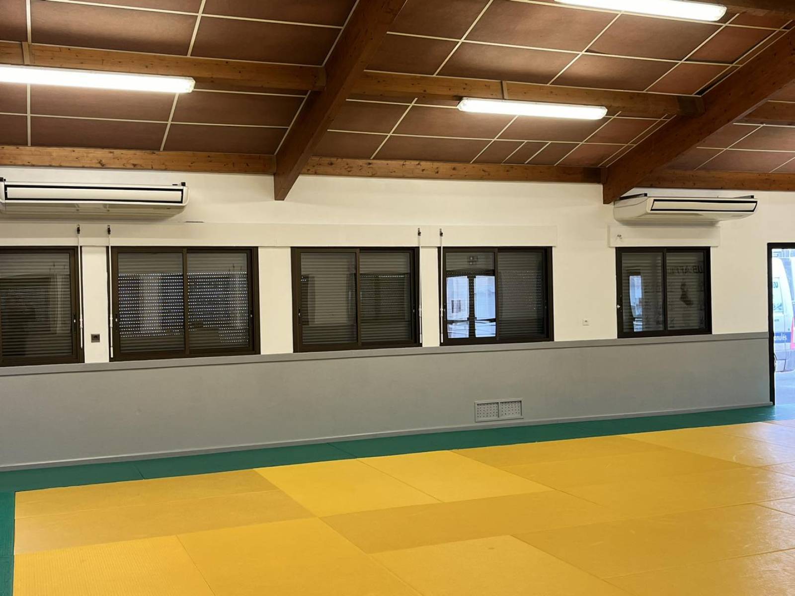 Installateur de pompe à chaleur RGE pour installer une climatisation réversible dans une salle de judo à Reignac
