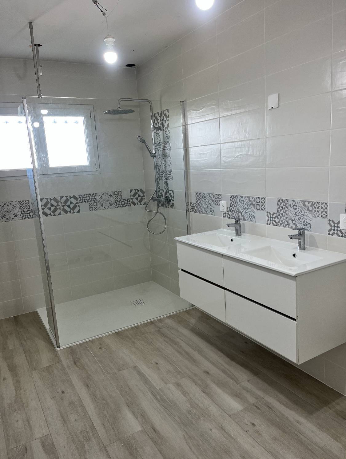 Rénovation complète de salle de bain à Jonzac : douche moderne, double vasque suspendue et finitions haut de gamme