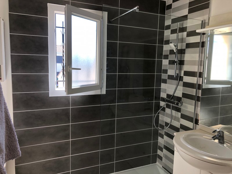 trouver un plombier sérieux et pas cher pour poser un bac à douche dans une salle de bain de 10m2 Montendre