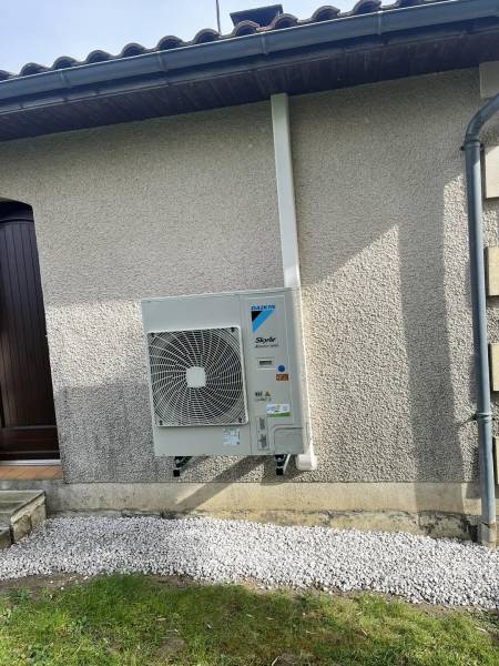 Plombier RGE pour installation et entretien chauffage réversible DAIKIN en gainable Charente Maritime