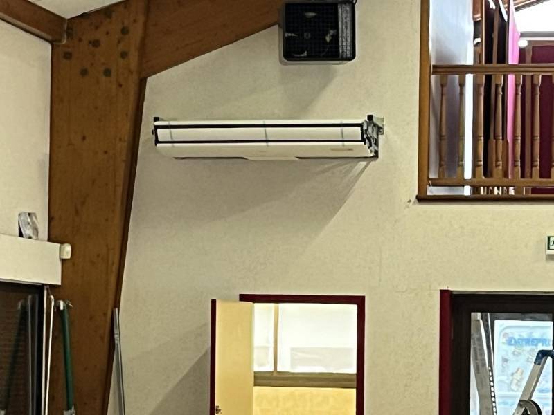 Devis pose de climatisation réversible avec split pour une salle des fêtes en Charente Maritime 17