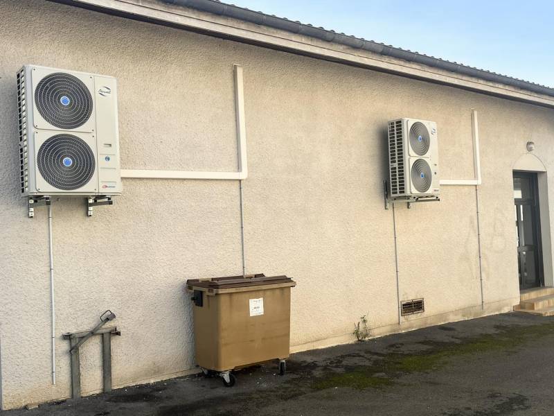 Pose de chauffage réversible dans une salle des fêtes par un plombier professionnel RGE vers Royan (17)