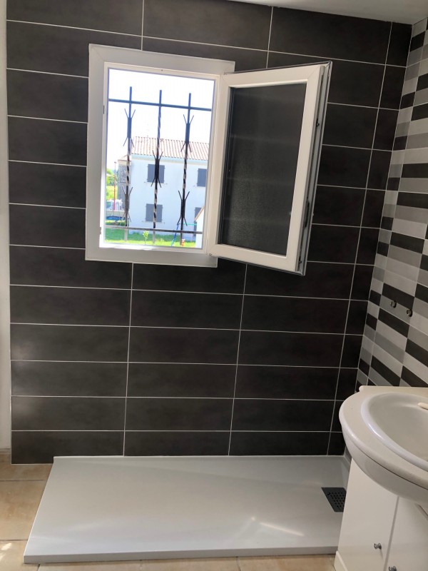 Qui contacter pour remplacer une baignoire par un bac à douche dans une salle de bain ? Laruscade