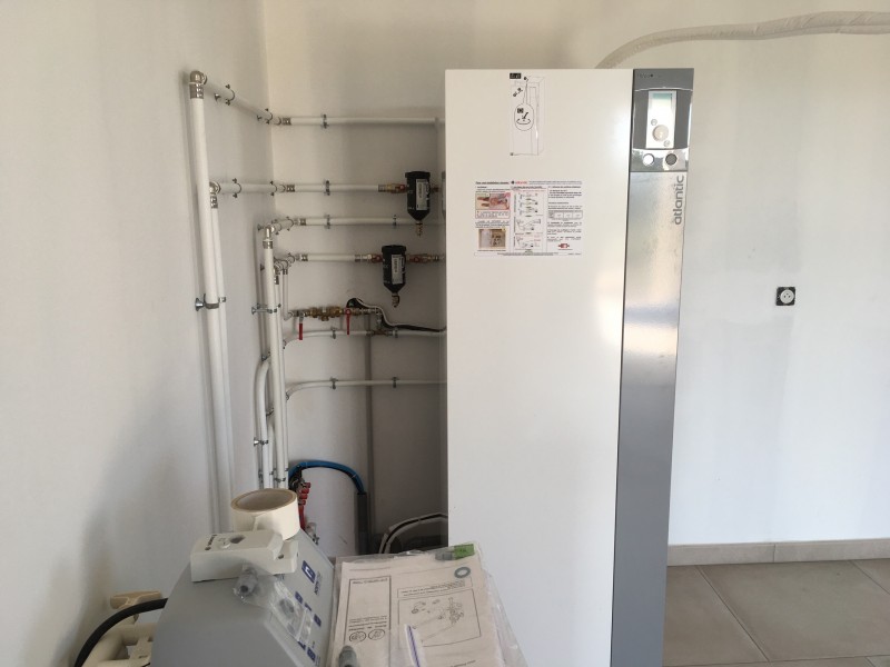 Installation d’un plancher chauffant et d’une pompe à chaleur avec production d’eau chaude et un adoucisseur secteur Montendre 17 .