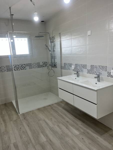 Rénovation complète de salle de bain à Jonzac : douche moderne, double vasque suspendue et finitions haut de gamme