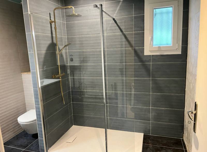 Devis pour rénover une salle de bain à côté de Blaye avec création douche italienne, WC suspendu et meuble double vasque