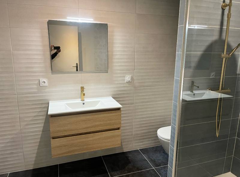 Devis pour rénover une salle de bain à côté de Blaye avec création douche italienne, WC suspendu et meuble vasque