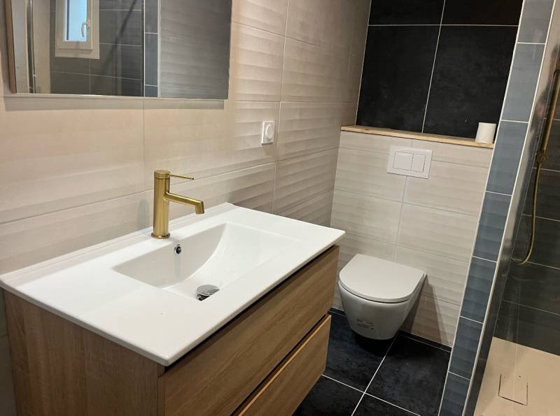 Devis pour rénover une salle de bain à côté de Blaye avec création douche italienne, WC suspendu et meuble vasque