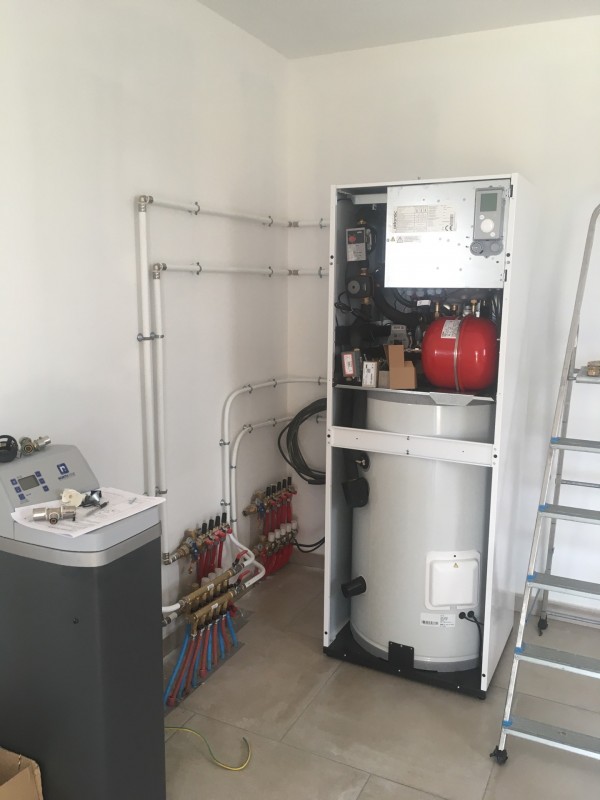 Installation d’un plancher chauffant et d’une pompe à chaleur avec production d’eau chaude et un adoucisseur secteur Montendre 17 .