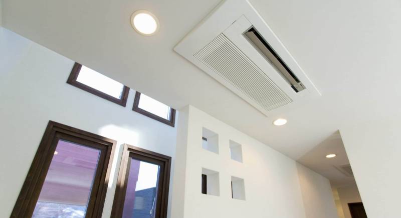 Installation d’une climatisation réversible gainable à Jonzac : pose d’une pompe à chaleur par un artisan RGE QualiPAC