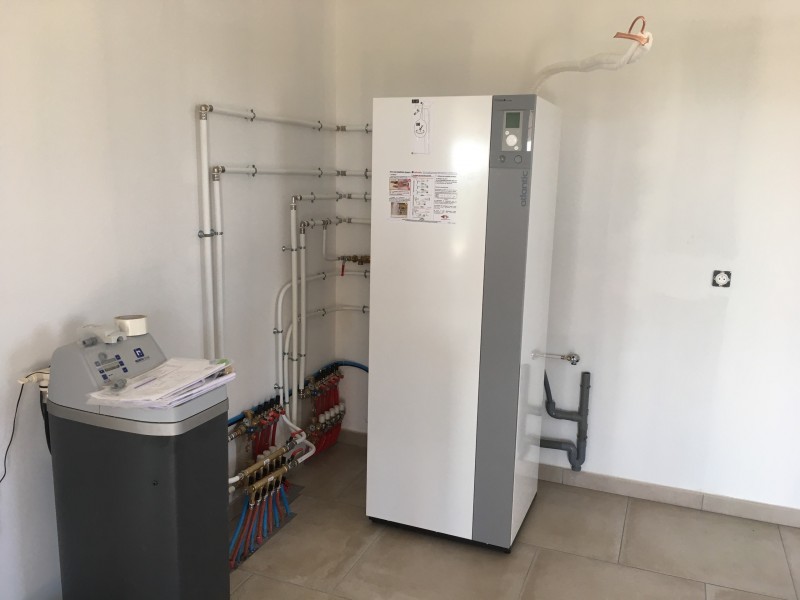 Installation d’un plancher chauffant et d’une pompe à chaleur avec production d’eau chaude et un adoucisseur secteur Montendre 17 .