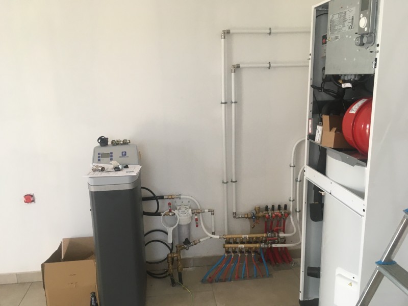 Installation d’un plancher chauffant et d’une pompe à chaleur avec production d’eau chaude et un adoucisseur secteur Montendre 17 .
