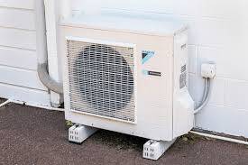 Climatisation réversible à Saint-Christoly-de-Blaye en Gironde : installation de pompe à chaleur DAIKIN avec plusieurs splits pour une maison individuelle