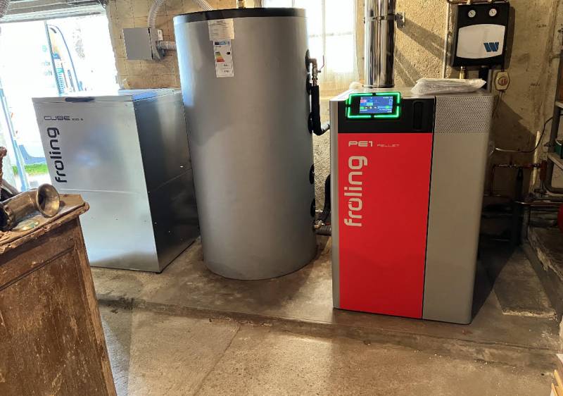 Plombier RGE pour installer une chaudière à granulés FROLING dans une maison ancienne vers Montendre en Charente